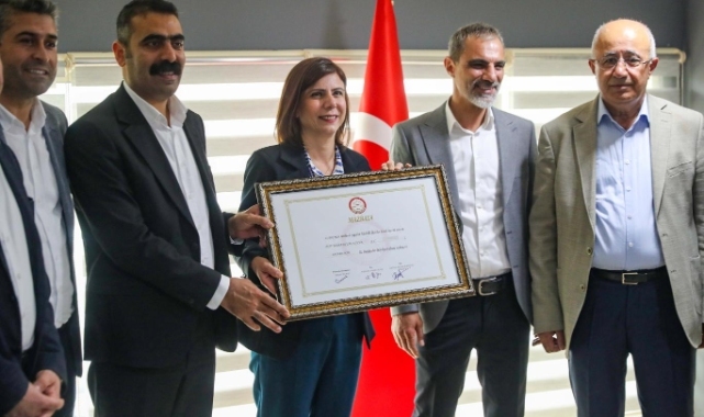 Mazbatasını alan Diyarbakır Büyükşehir Belediye Başkanı Küçük: Önümüzdeki 5 yıl bir daha iradenizi gasp edemeyecekler