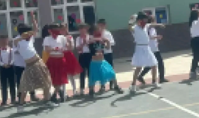 Okulda erkek öğrencilere etek giydirdiler! Tepki çeken görüntüye soruşturma