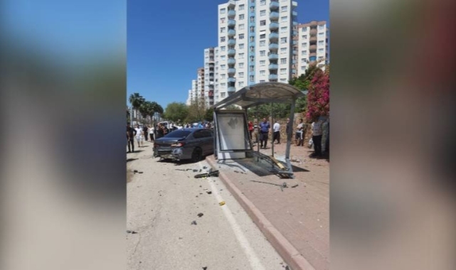 Otomobil, otobüs durağına daldı: 2’si ağır, 7 yaralı