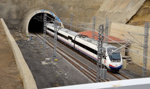 Temeli 2013'te atıldı, öngörülen maliyet 15 kat aşıldı: Uraloğlu, Ankara-İzmir Hızlı Tren Hattı için tarih verdi