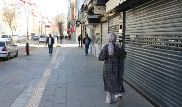 Van'da protesto sürüyor: Esnaf kepenk açmadı