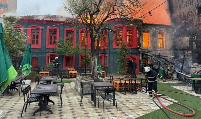 Yanlış restorasyon nedeniyle ihbar edilen tarihi bina yandı