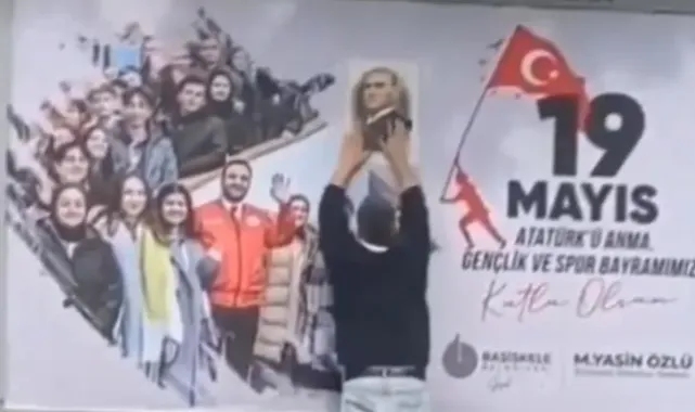 AK Partili belediyenin 19 Mayıs afişine 'elle müdahale' gündem oldu