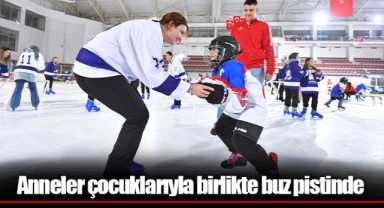 Anneler çocuklarıyla birlikte buz pistinde
