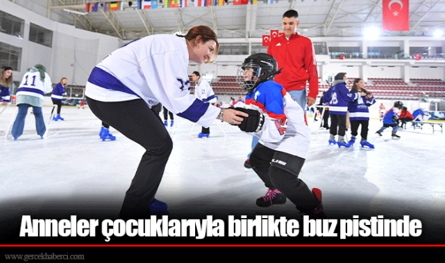 Anneler çocuklarıyla birlikte buz pistinde