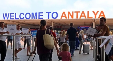 Antalya Havalimanı'nda gıda zehirlenmesi: 42 kişi hastaneye kaldırıldı