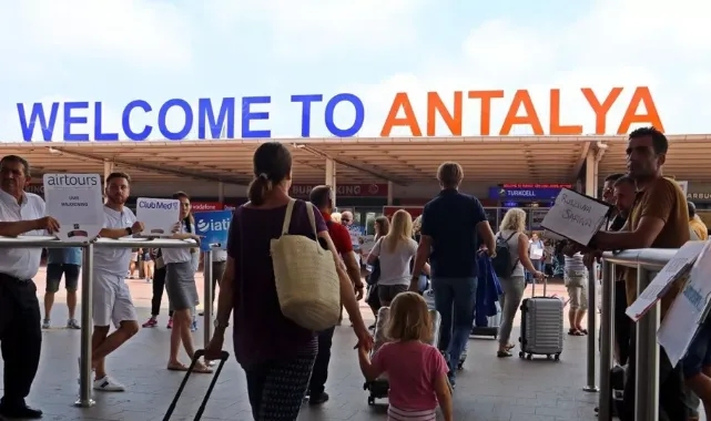 Antalya Havalimanı'nda gıda zehirlenmesi: 42 kişi hastaneye kaldırıldı