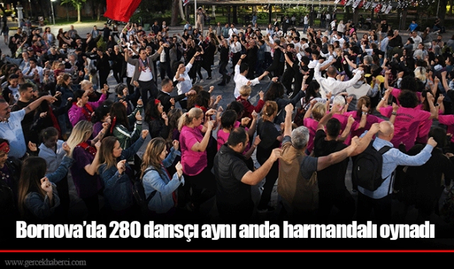 Bornova’da 280 dansçı aynı anda harmandalı oynadı