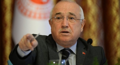 Cemil Çiçek: Anayasayı değiştirmek, Erciyes dağını taşımaktan zordur