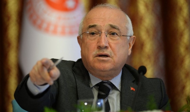 Cemil Çiçek: Anayasayı değiştirmek, Erciyes dağını taşımaktan zordur