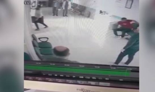 Doktor, bıçaklı saldırıdan kapıyı kilitleyerek kurtuldu
