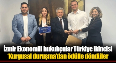 İzmir Ekonomili hukukçular Türkiye ikincisi ‘Kurgusal duruşma’dan ödülle döndüler