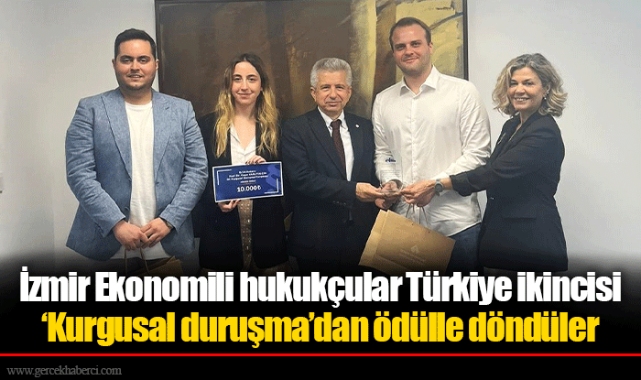 İzmir Ekonomili hukukçular Türkiye ikincisi  ‘Kurgusal duruşma’dan ödülle döndüler