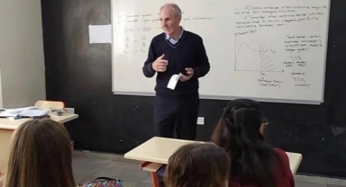 Okuldan atılan öğrenci, müdüre kurşun yağdırdı