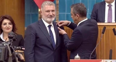 Rozetini Özgür Özel taktı: Bahadır Erdem CHP'ye katıldı