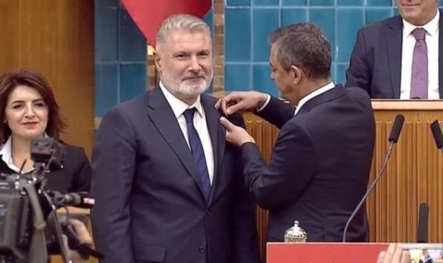 Rozetini Özgür Özel taktı: Bahadır Erdem CHP'ye katıldı