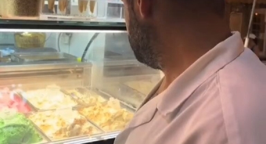 Alaçatı'da iki külah dondurma fiyatı dudak uçuklattı!