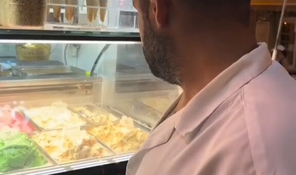 Alaçatı'da iki külah dondurma fiyatı dudak uçuklattı!