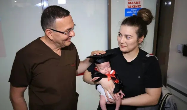 Antalya’da 755 gram doğan bebek 92 gün sonra taburcu edildi