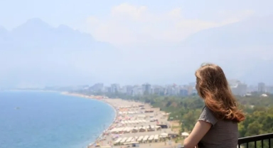 Antalya'da nem oranı yüzde 86’yı geçti, gökyüzünü sis bulutu kapladı