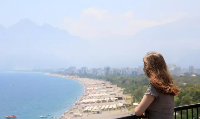 Antalya'da nem oranı yüzde 86’yı geçti, gökyüzünü sis bulutu kapladı