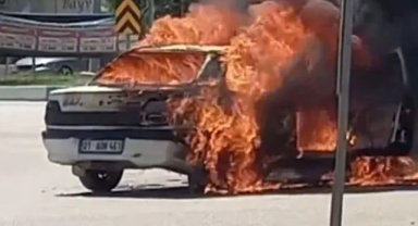 Araç içi 49 dereceyi gösteriyordu: Sıcak hava otomobili yaktı!
