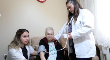 Bayraklı’da evde bakım hizmeti başladı