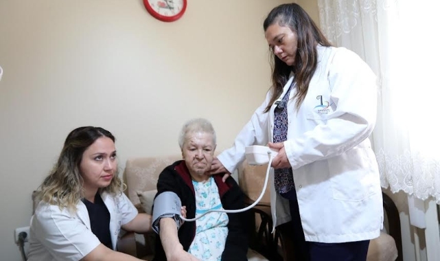Bayraklı’da evde bakım hizmeti başladı