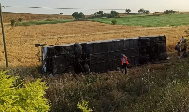 Denizli'de yolcu otobüsü tarlada devrildi: 27 yaralı