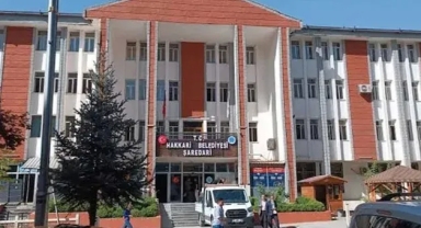 Hakkari Belediyesi'ne polis baskını: Eşbaşkan Mehmet Sıddık Akış gözaltına alındı
