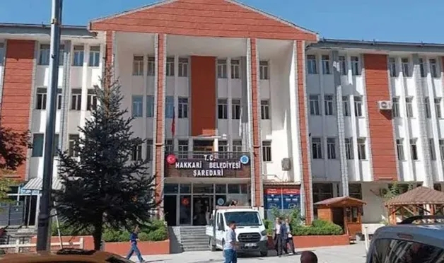 Hakkari Belediyesi'ne polis baskını: Eşbaşkan Mehmet Sıddık Akış gözaltına alındı