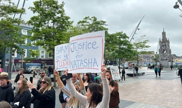 İrlanda’da kadına saldıran asker serbest bırakıldı, halk sokağa indi