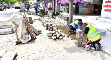 İzmir’de kaldırımlar yenileniyor