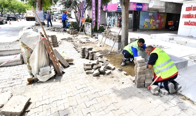 İzmir’de kaldırımlar yenileniyor