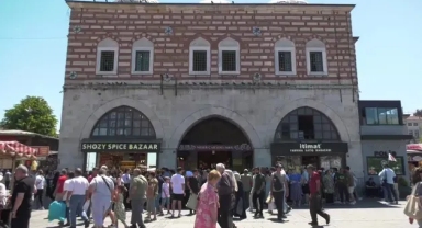 Mısır Çarşısı’nda alışverişe tepki: 'Herkes Eminönü’ne geliyor, 9-10 bin TL’yi verip gidiyor'