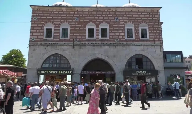 Mısır Çarşısı’nda alışverişe tepki: 'Herkes Eminönü’ne geliyor, 9-10 bin TL’yi verip gidiyor'
