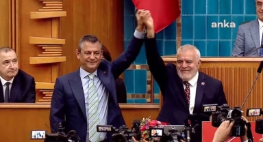 Müslüm Doğan, CHP'ye katıldı: Rozetini Özgür Özel taktı