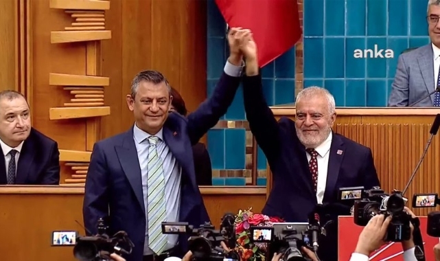Müslüm Doğan, CHP'ye katıldı: Rozetini Özgür Özel taktı