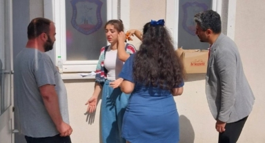 Sınava girebilmek için küpesi kerpetenle kesildi