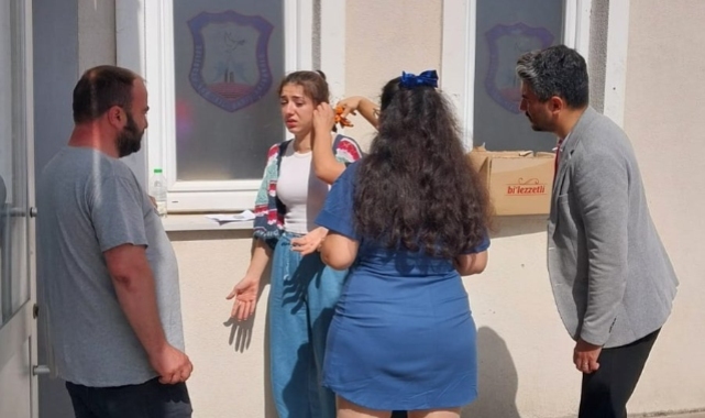 Sınava girebilmek için küpesi kerpetenle kesildi