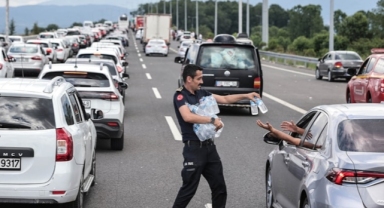 Tatil beldelerine akın var: Kilometrelerce kuyruk