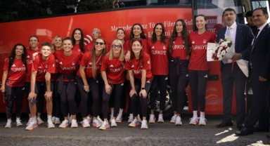 A Milli Kadın Voleybol Takımı'nın Paris yolculuğu başladı