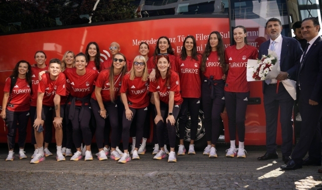 A Milli Kadın Voleybol Takımı'nın Paris yolculuğu başladı
