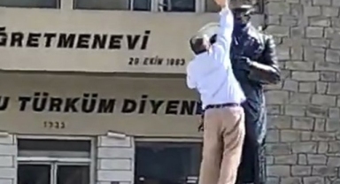 Atatürk heykeline taşlı saldırı
