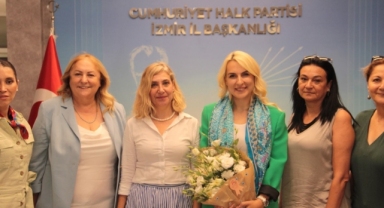 Av. Merve Kır, İzmir'de çiçeklerle karşılandı