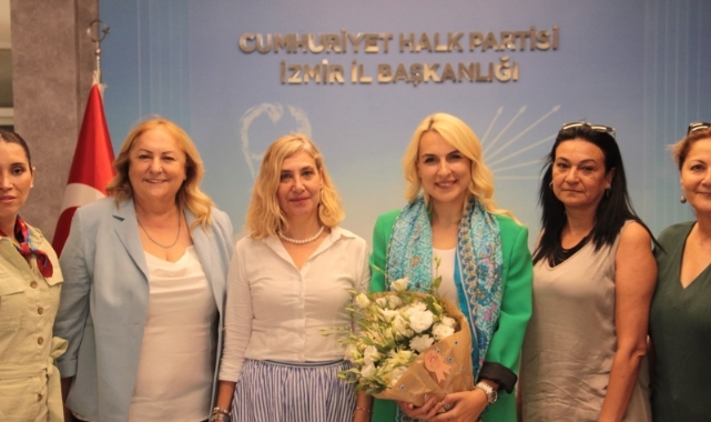 Av. Merve Kır, İzmir'de çiçeklerle karşılandı