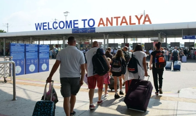 Bakan Uraloğlu açıkladı: Antalya Havalimanı'nda dün uçak trafiği rekoru kırıldı