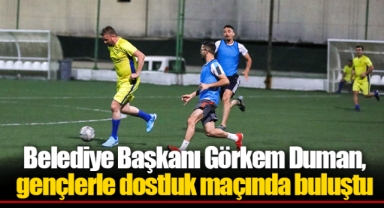 Belediye Başkanı Görkem Duman, gençlerle dostluk maçında buluştu