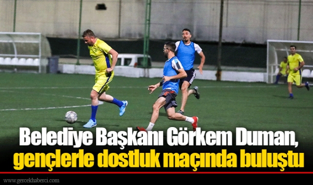 Belediye Başkanı Görkem Duman, gençlerle dostluk maçında buluştu