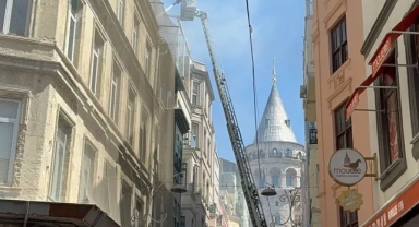 Beyoğlu'nda 4 katlı otelin çatısında çıkan yangın söndürüldü